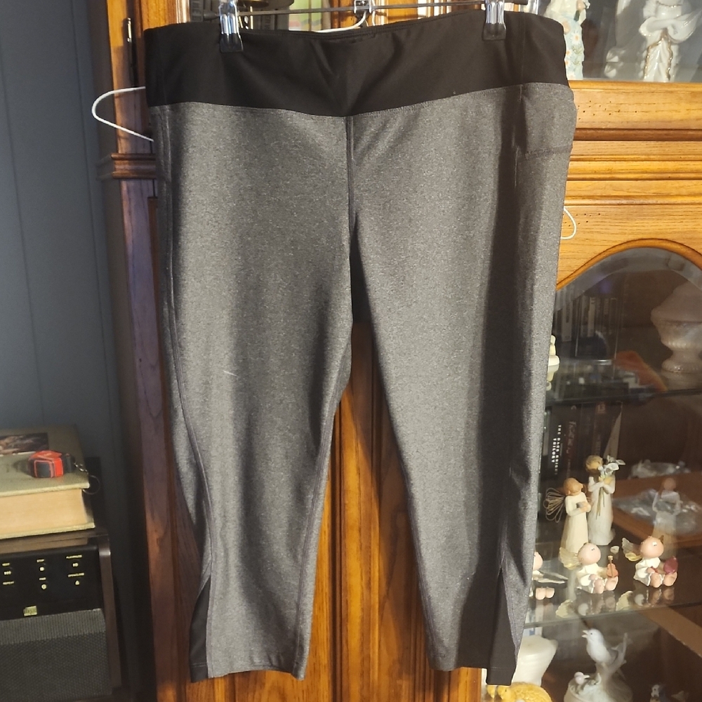 ✨5/$8✨ Xersion Black and Gray Leggings B5
